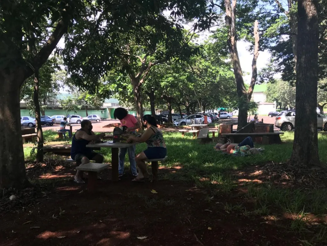 Enquanto vestibulandos realizam a prova, familiares e amigos esperam do lado de fora, no campus da UEL