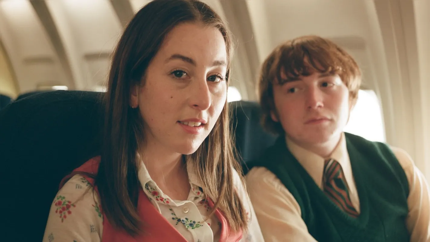 Alana (interpretada por Alana Haim) e Gary (Cooper Hoffman) vivem o casal romântico do filme unido pelas diferenças