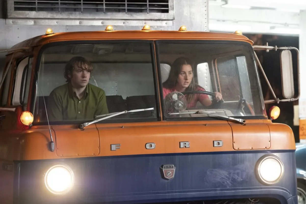 No filme, Gary é um ator juvenil e Alana uma fotógrafa mais velha, os dois se apaixonam