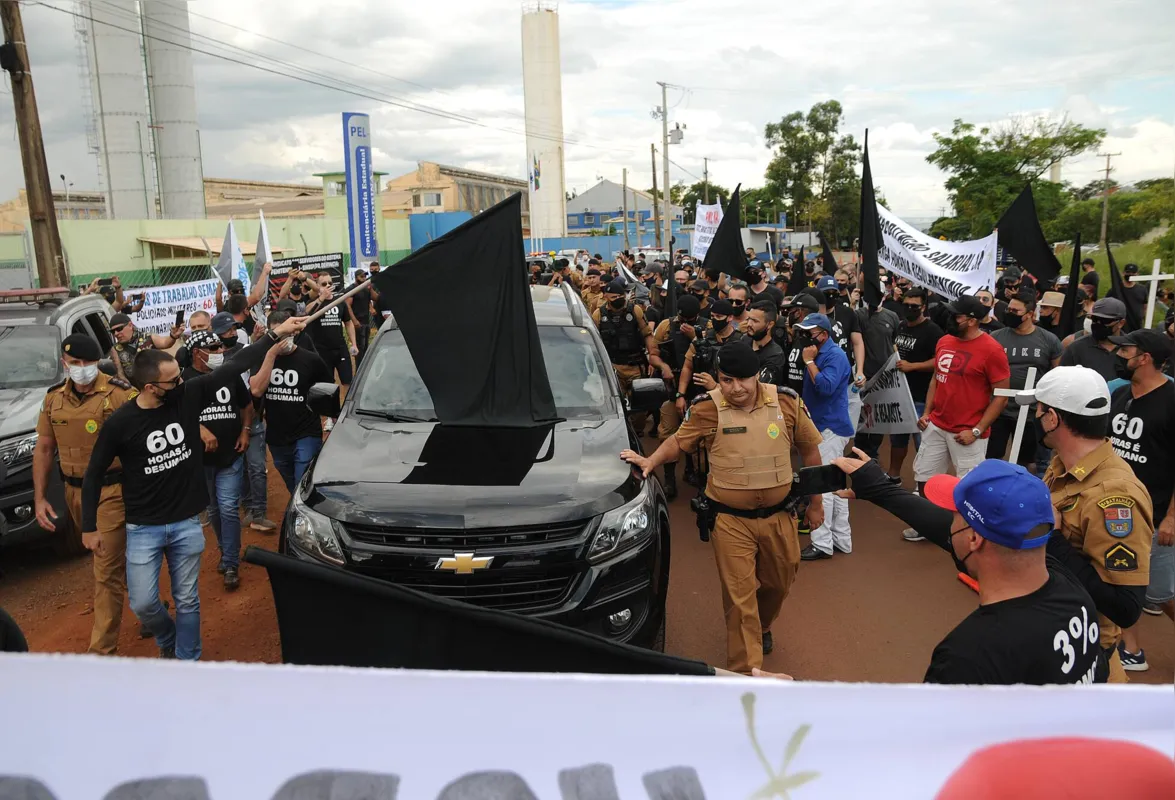 Cerimônia teve protesto de policiais, que cobram reposição salarial acima de 3%, valor sancionado pelo governo recentemente