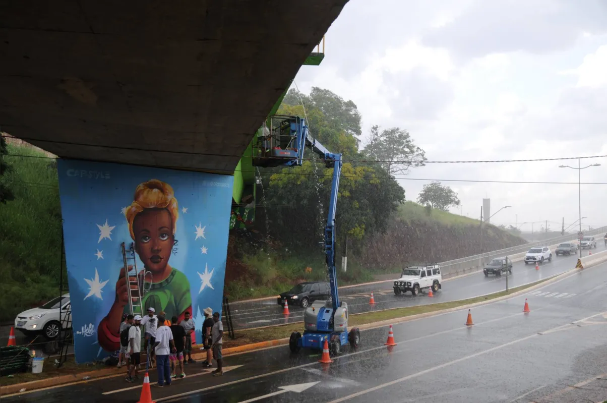 Imagem ilustrativa da imagem Grafiteiros colorem os viadutos de Londrina