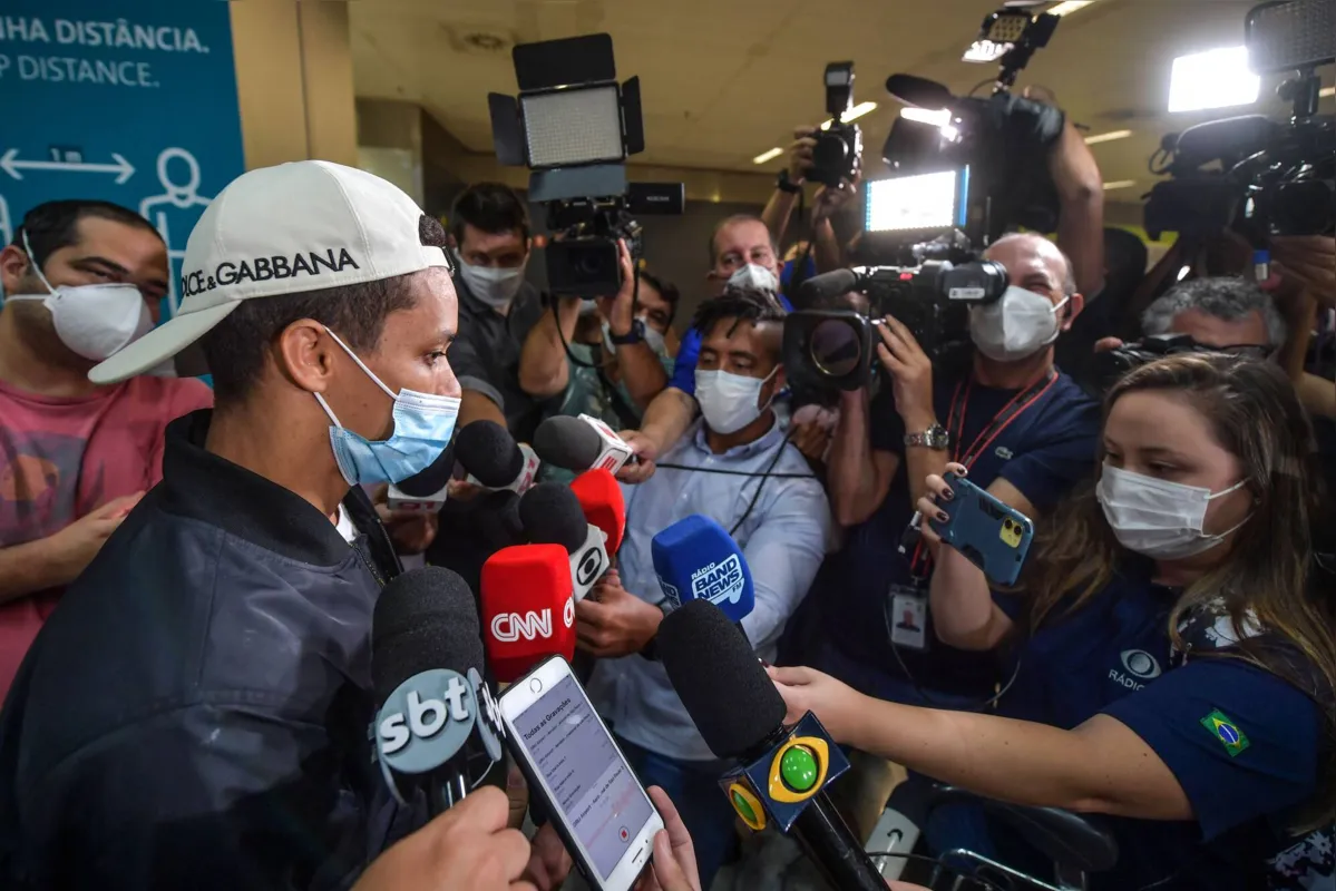 Brazilian football player Pedrinho, of Ukranian team Shakhtar Donetsk, speaks to the press upon his arrival from Ukraine following Russia's invasion, at the airport in Guarulhos, Sao Paulo state, Brazil, on March 1, 2022. (Photo by NELSON ALMEIDA / AFP)