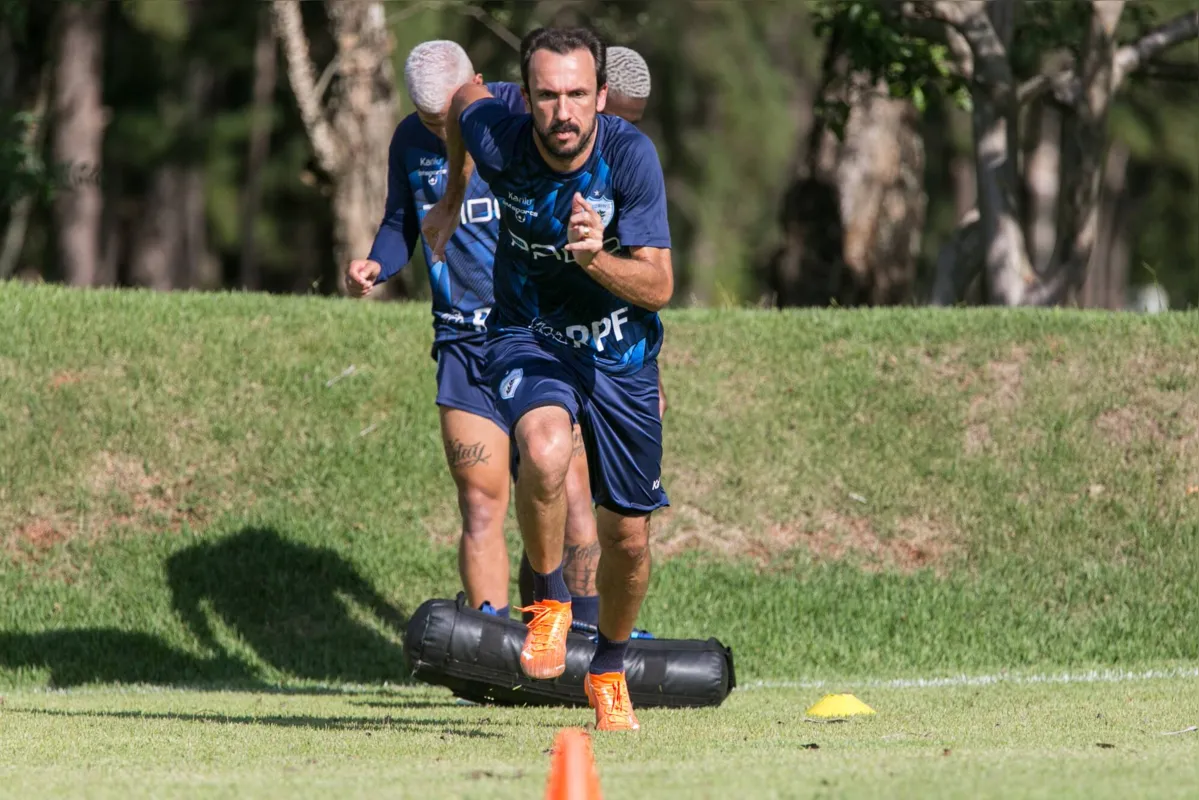 Aos 36 anos, Thiago Ribeiro corre atrás da melhor forma física e começará como titular pela primeira vez na temporada