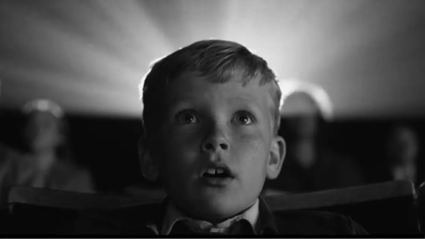 'Belfast': filme que estreia nesta quinta-feira (10) no Brasil, foge aos discursos ideológicos para ridicularizar aos olhos de uma criança um conflito político e religioso