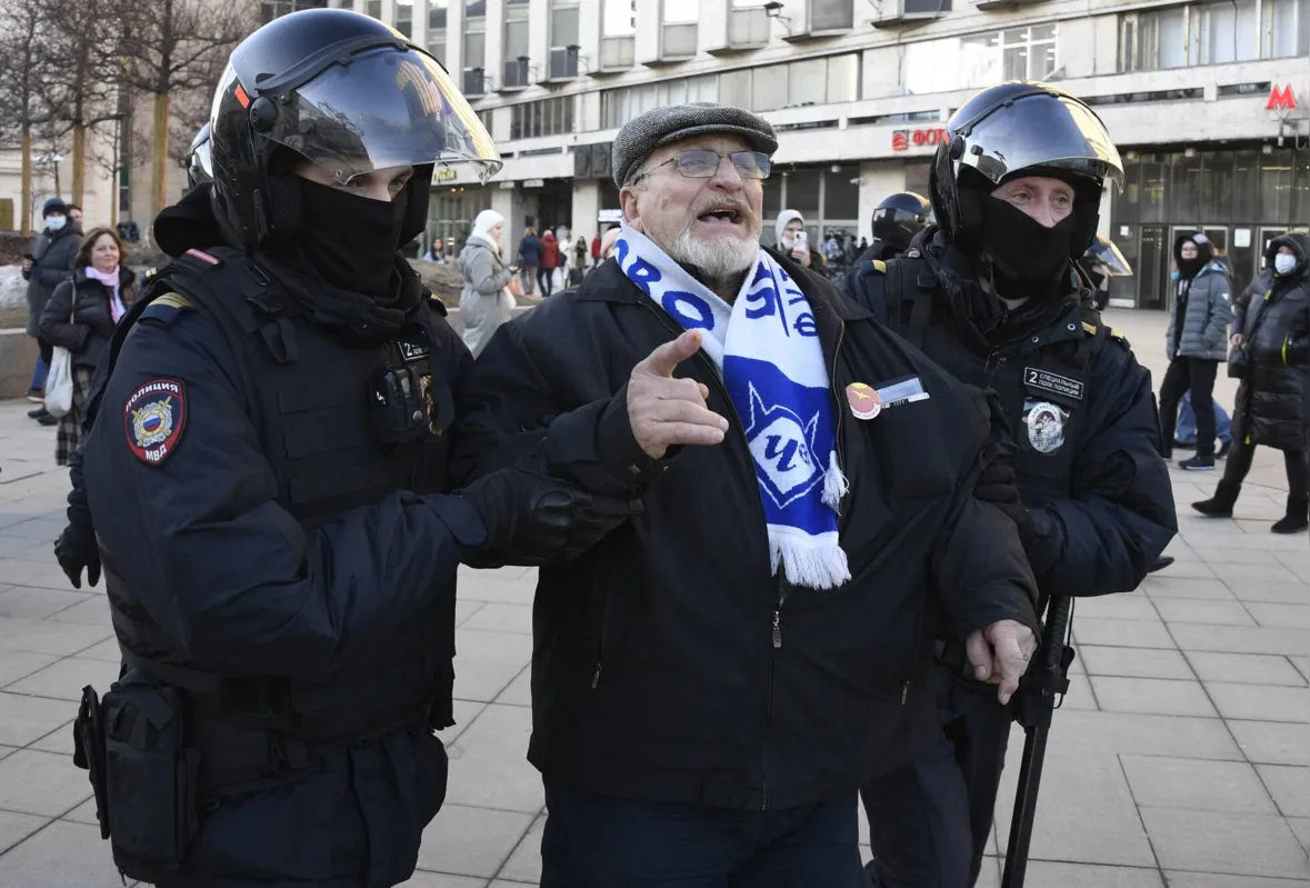 Polícia russa prendeu mais de 2 mil pessoas que se manifestaram contra a guerra só neste domingo (27)
