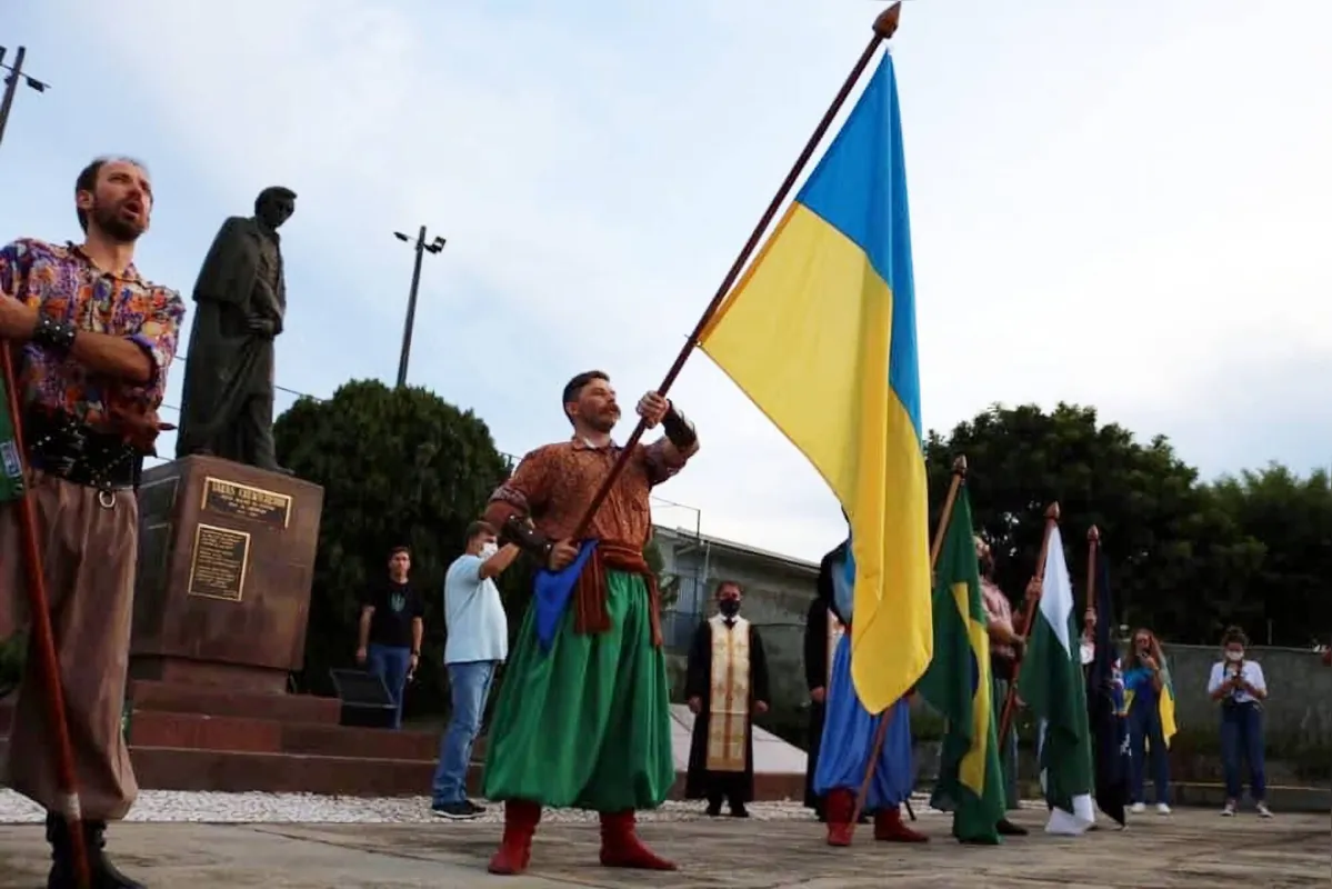 Praça Taras Shevchenko, em Prudentópolis,  reuniu pessoas para manifestação que pede o fim do conflito entre os dois países.
