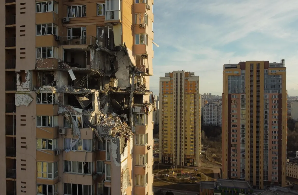 Imagens de TV mostraram um prédio de apartamentos atingido por algum projétil, deixando seis feridos.