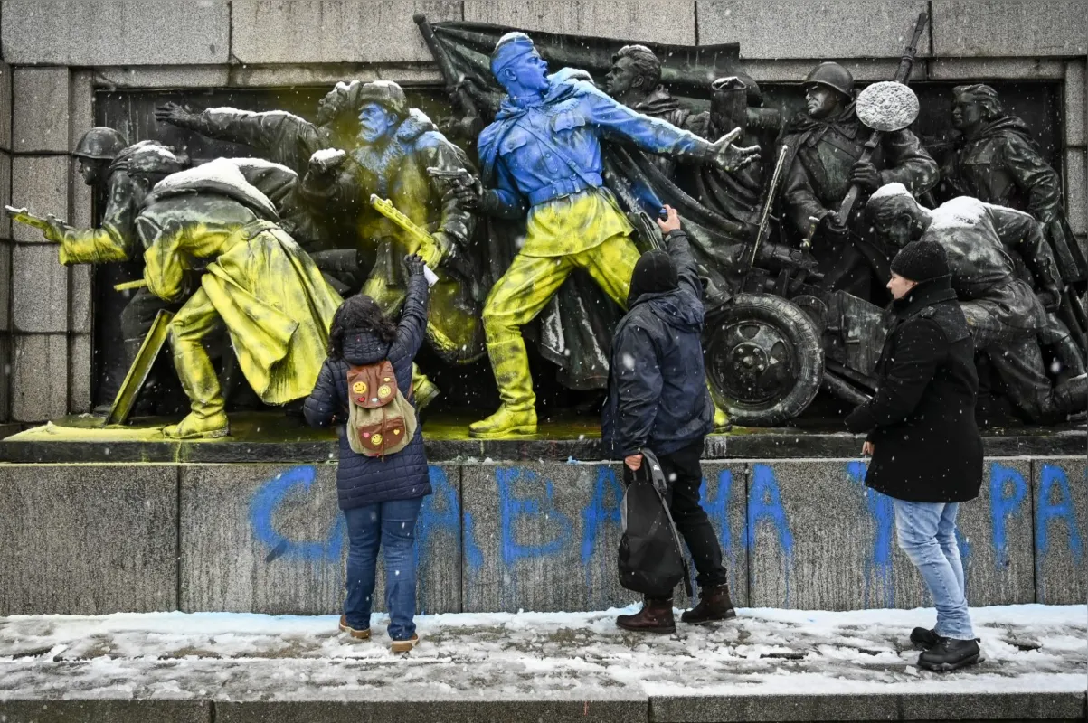 Em Sofia (Bulgária), manifestantes pintam monumeno aos soldados sovieticos com as cores da bandeira da Ucrânia