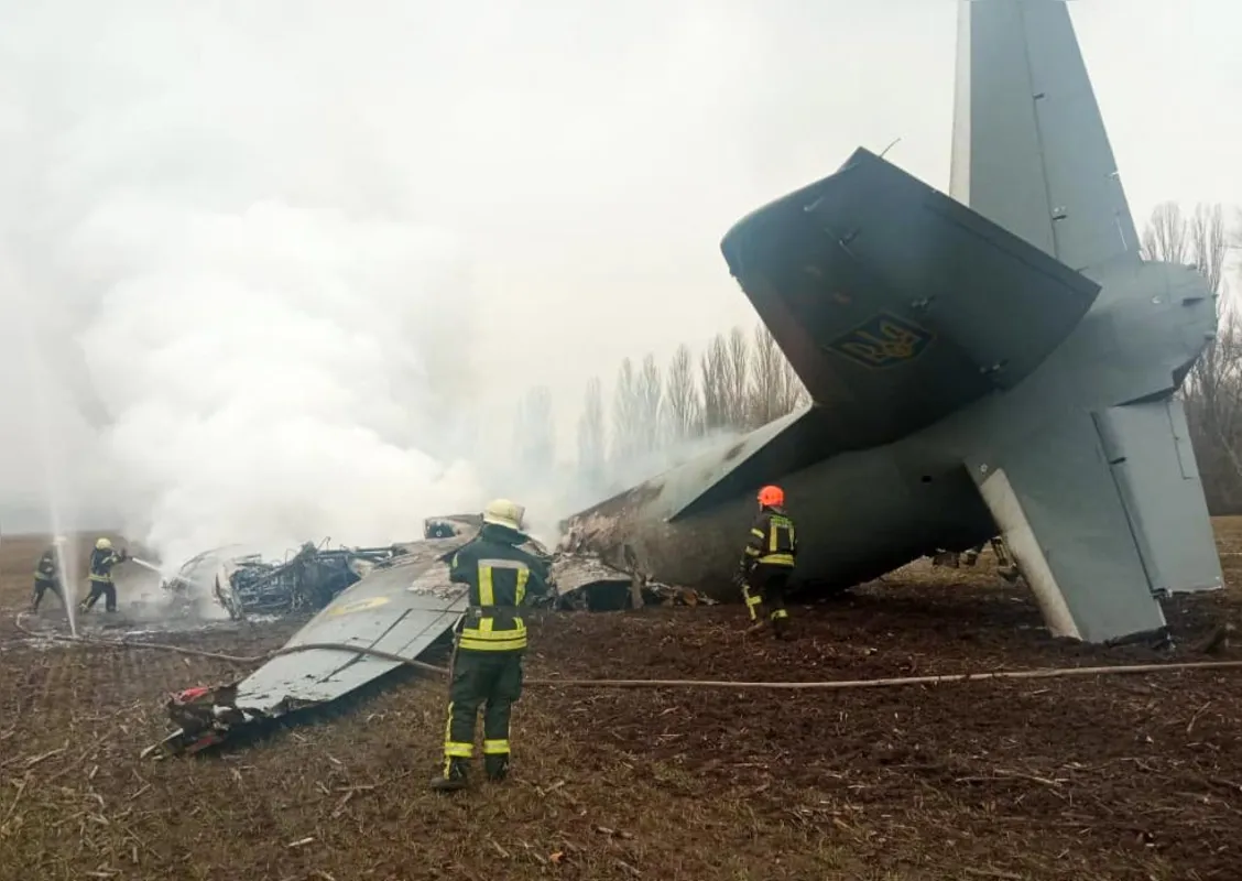 O ataque foi por várias frentes, visando as áreas de cidades maiores, como Kiev, Kharkiv, Sumi e Kherson |  Foto: Imprensa do Ministério da Emergência da Ucrânia/AFP