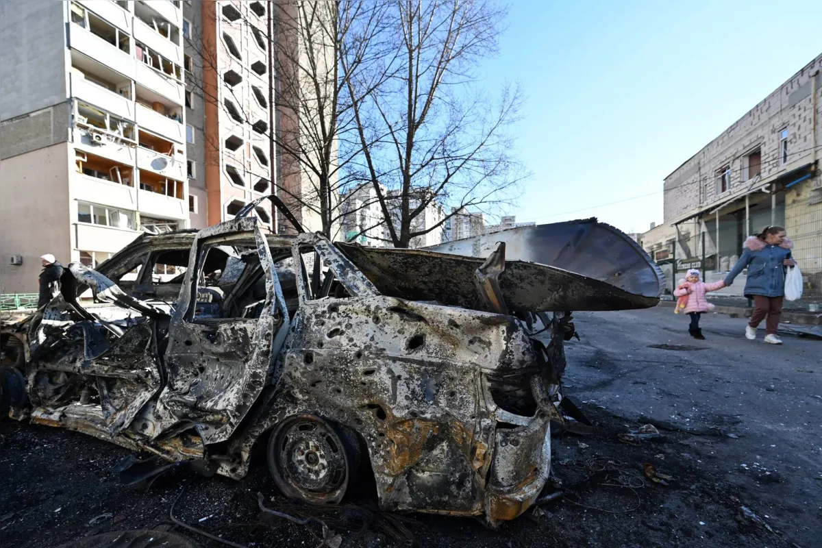 Área civil bombardeada por forças russas em subúrbio de Kiev
