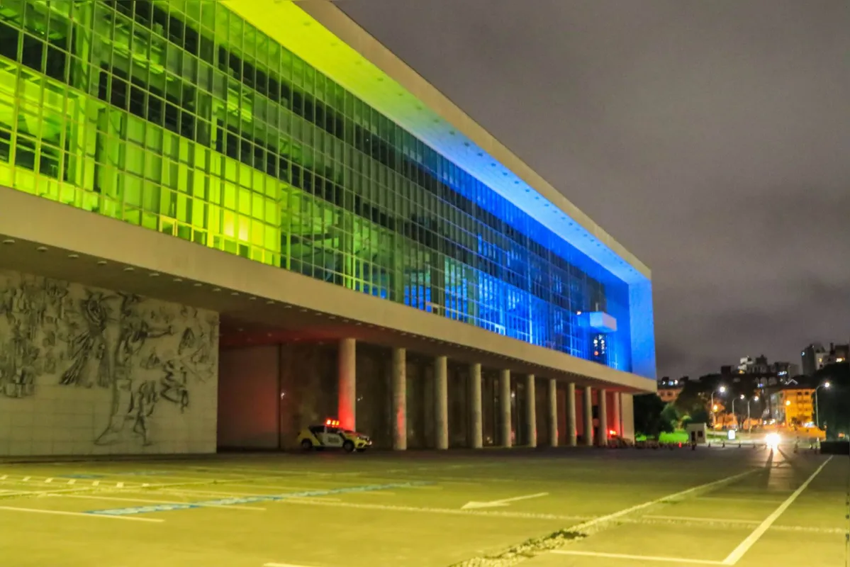 Ação simbólica no Palácio Iguaçu reforça a solidariedade do governo paranaense com o povo ucraniano