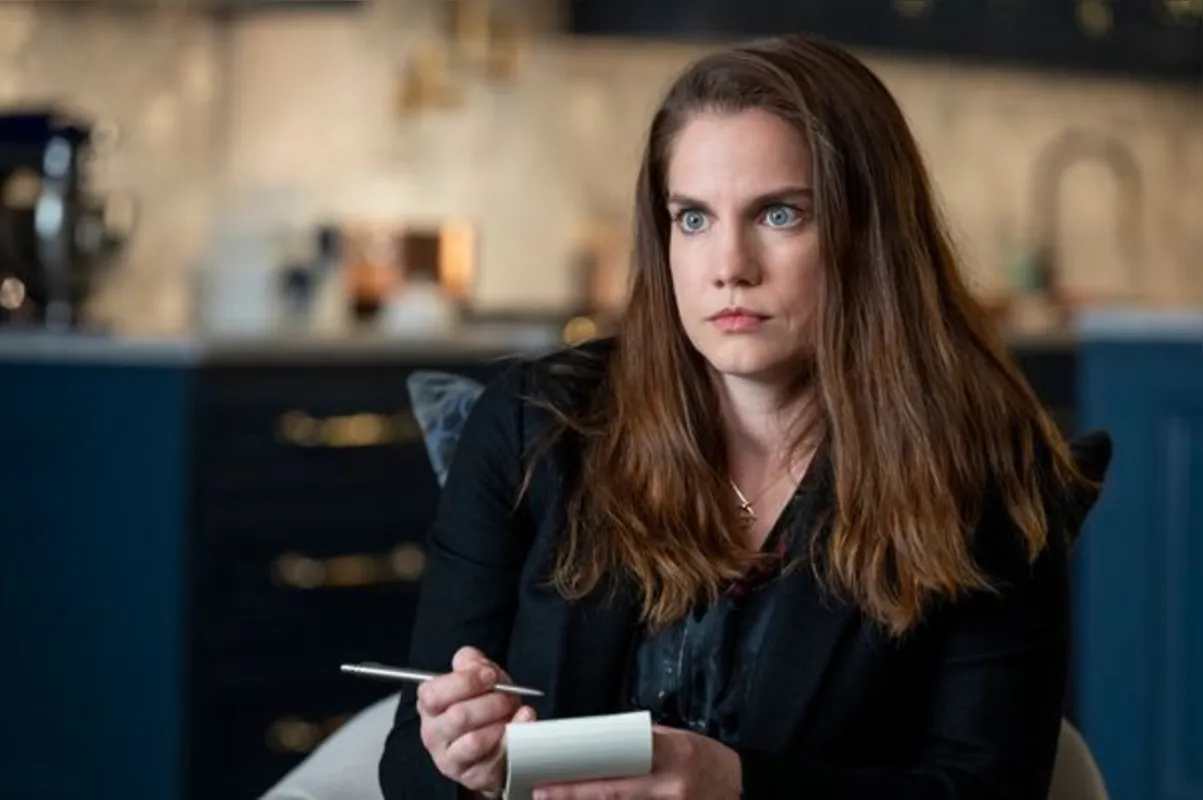 Anna Chlumsky vive a jornalista Vivian Kent do jornal Manhattan Magazine que foi atrás da história quando Anna Sorokin já estava na prisão
