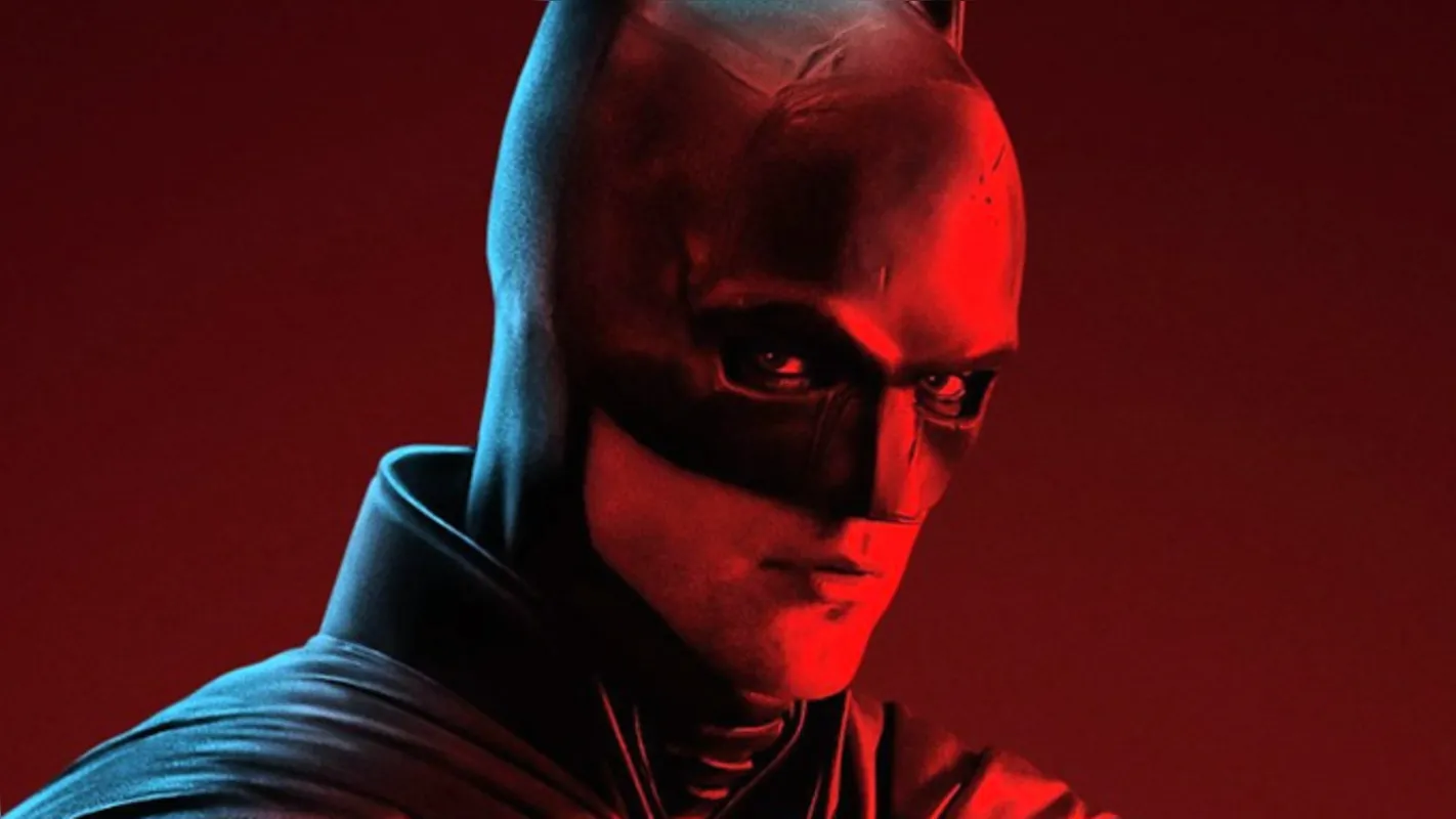 O filme  tem em Gotham City o local ideal para explorar falhas do sistema e corrupção política, cenário no qual um vigilante Batman se torna necessário