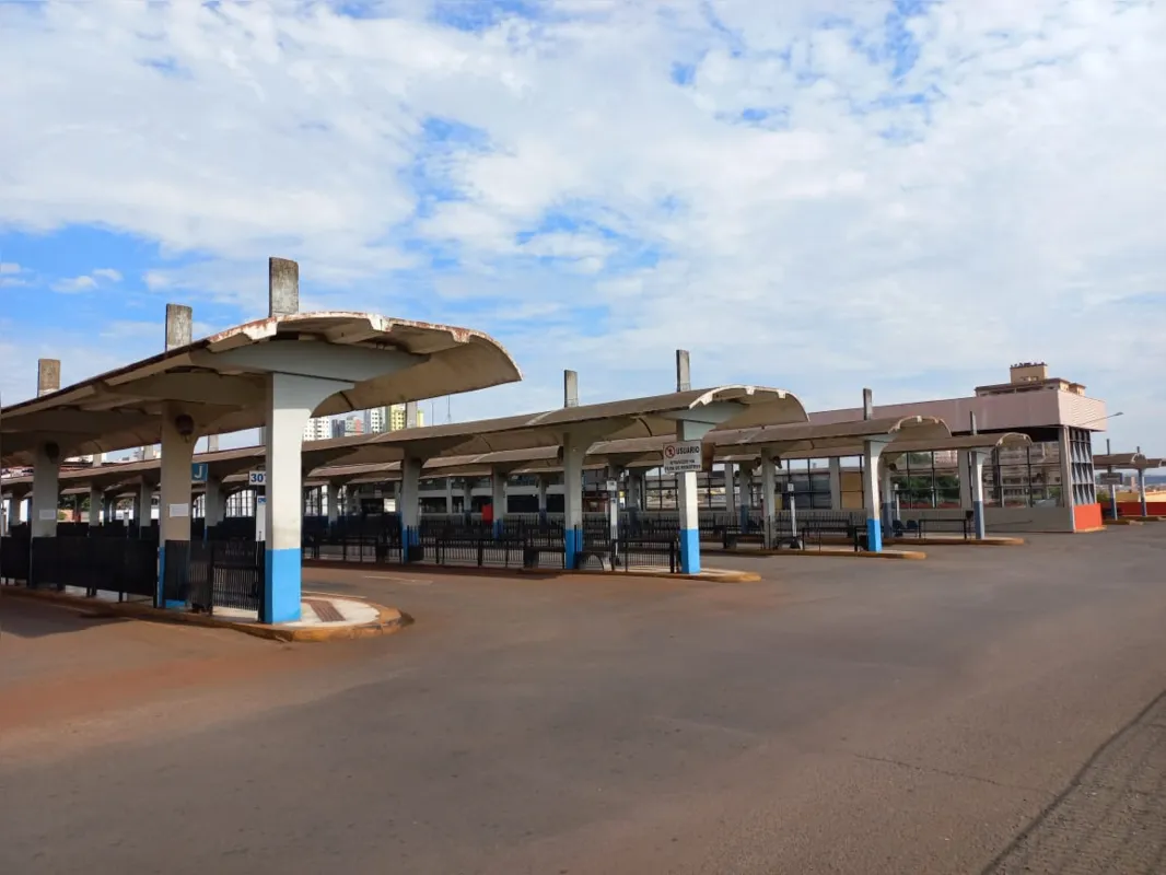 Terminal central de Londrina vazio nesta manhã de terça-feira