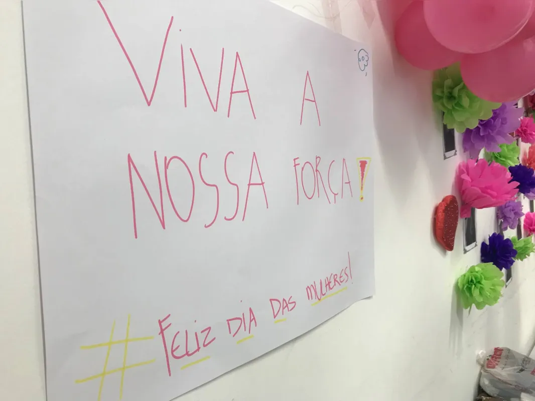 Imagem ilustrativa da imagem 'Uma Segura a Mão da Outra' no Dia Internacional da Mulher