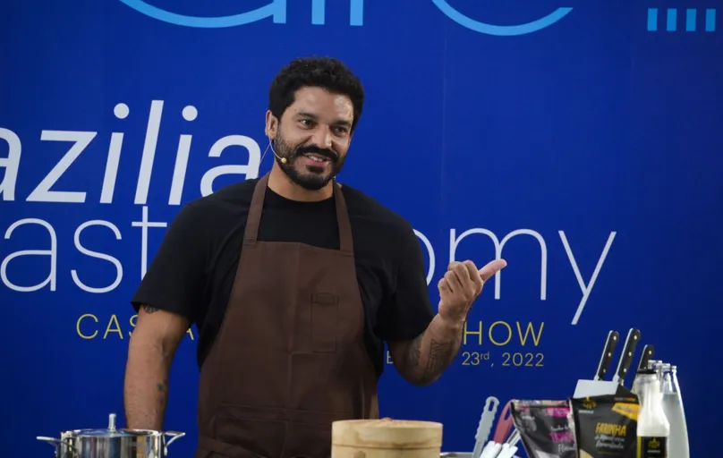 O chef Thiago Castanho, durante evento em Dubai: promover os ingredientes brasileiros e mostrar a cultura nacional