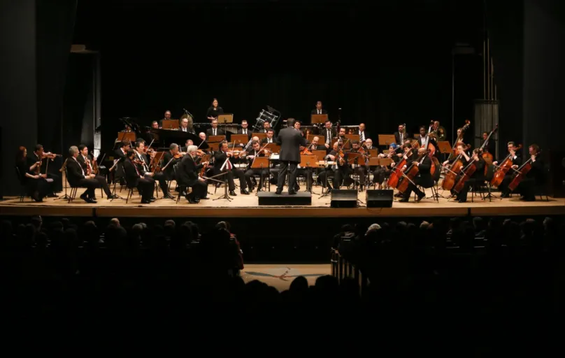 Concerto desta quinta-feira (10) marca a retomada das temporadas da Osuel, o repertório traz peças barrocas de Stözel e Vivaldi, uma sinfonia de Beethoven e uma peça de Bernstein