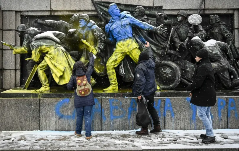 Em Sofia (Bulgária), manifestantes pintam monumeno aos soldados sovieticos com as cores da bandeira da Ucrânia