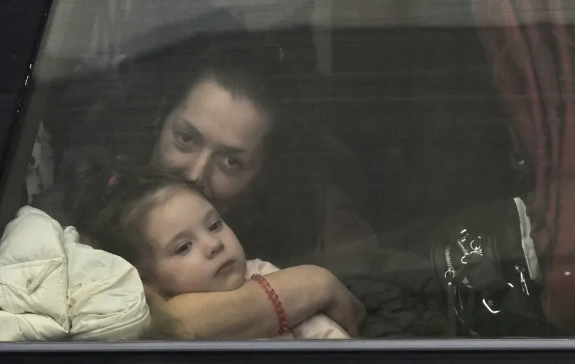 Louisa Gouliamaki/AFP 

Refugiada ucraniana abraça a filha na fronteira do país com a Polônia
