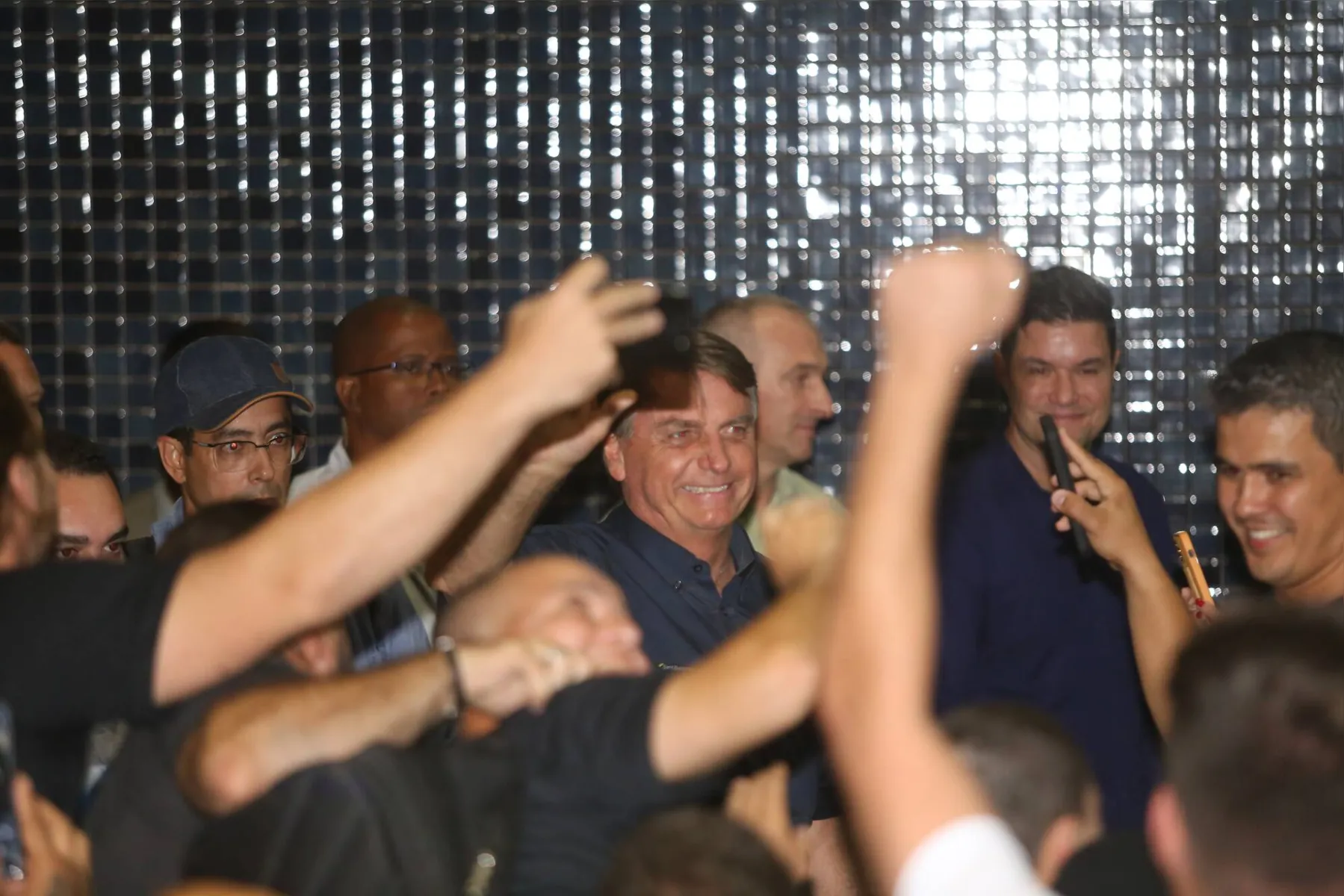Imagem ilustrativa da imagem Bolsonaro desembarca em Londrina recepcionado por apoiadores