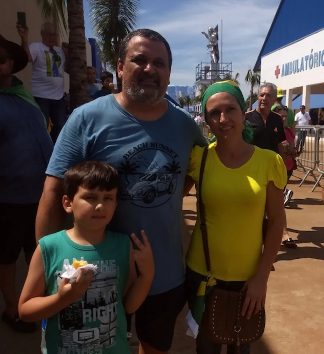 Gisele Martins, devota de São Miguel, levou o marido e o filho para visitar o Santuário neste sábado