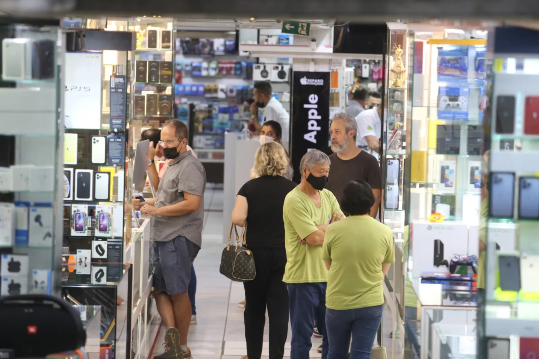 Na tarde de terça-feira (29), no comércio de Londrina, o decreto do governo já estava em vigor, com pessoas sem máscaras fazendo compras