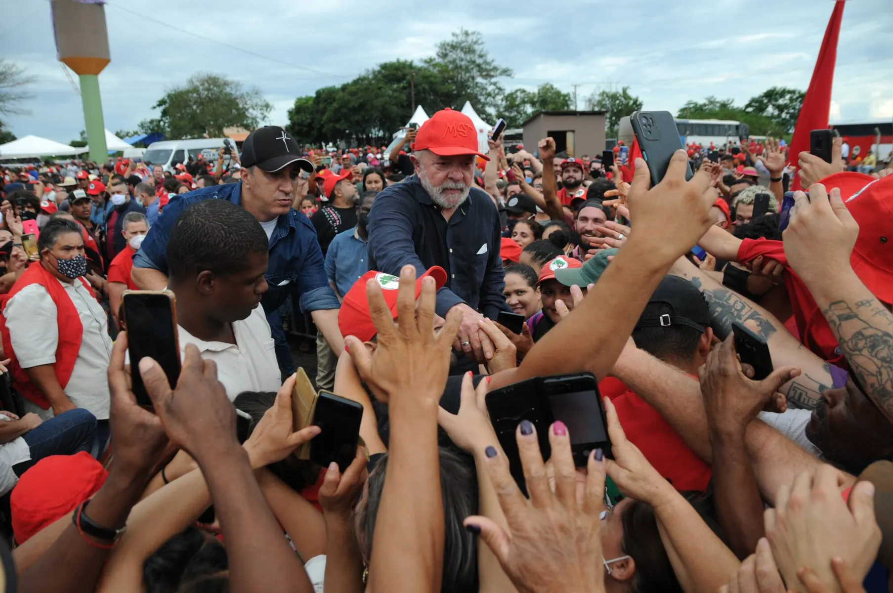 Imagem ilustrativa da imagem Em Londrina, Lula evita pragmatismo em discurso para a militância