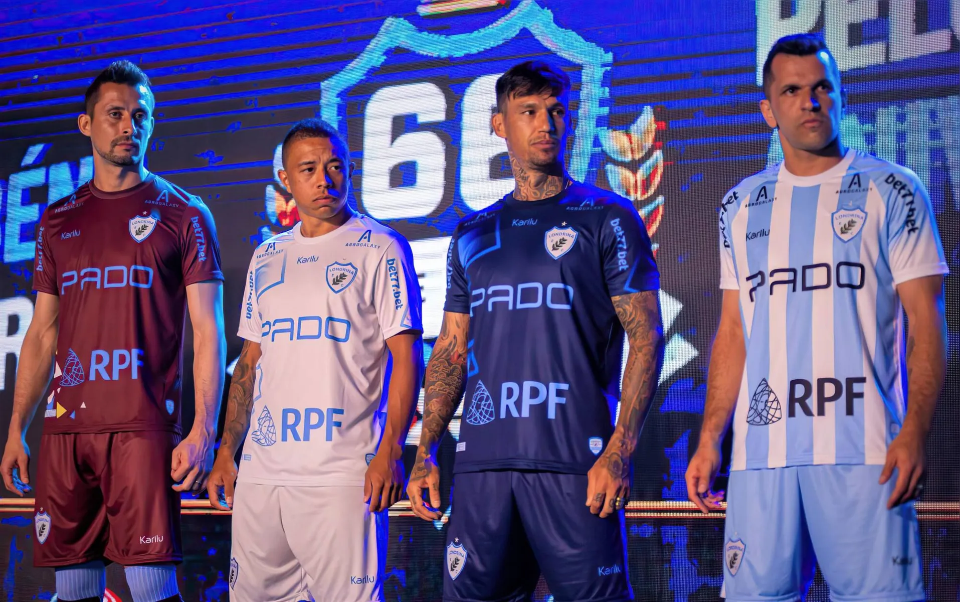 Os jogadores Matheus Nogueira, Carpini, João Paulo e Eltinho com os novos uniformes