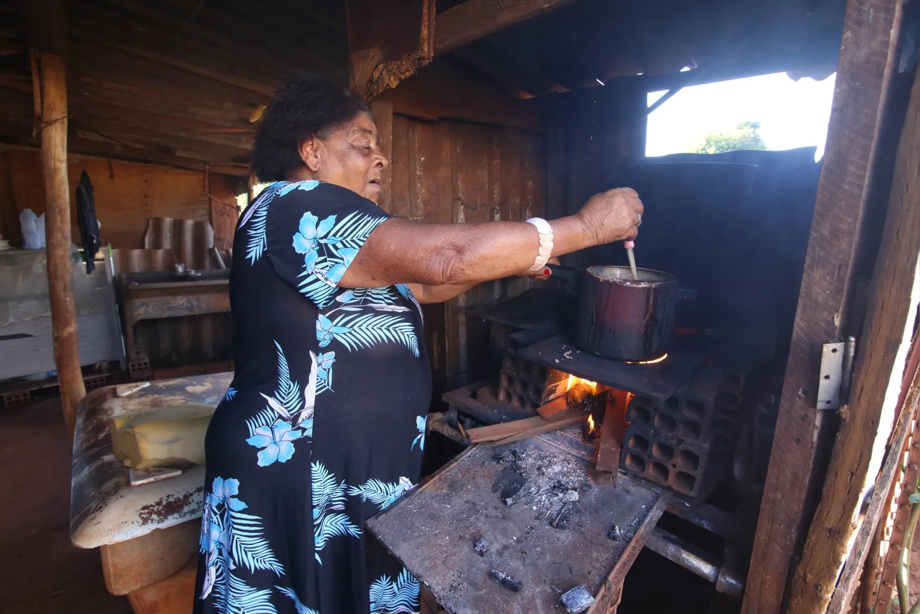 Dona Aparecida moradora do bairro Aparecidinha na zona norte em situação de extrema pobreza.