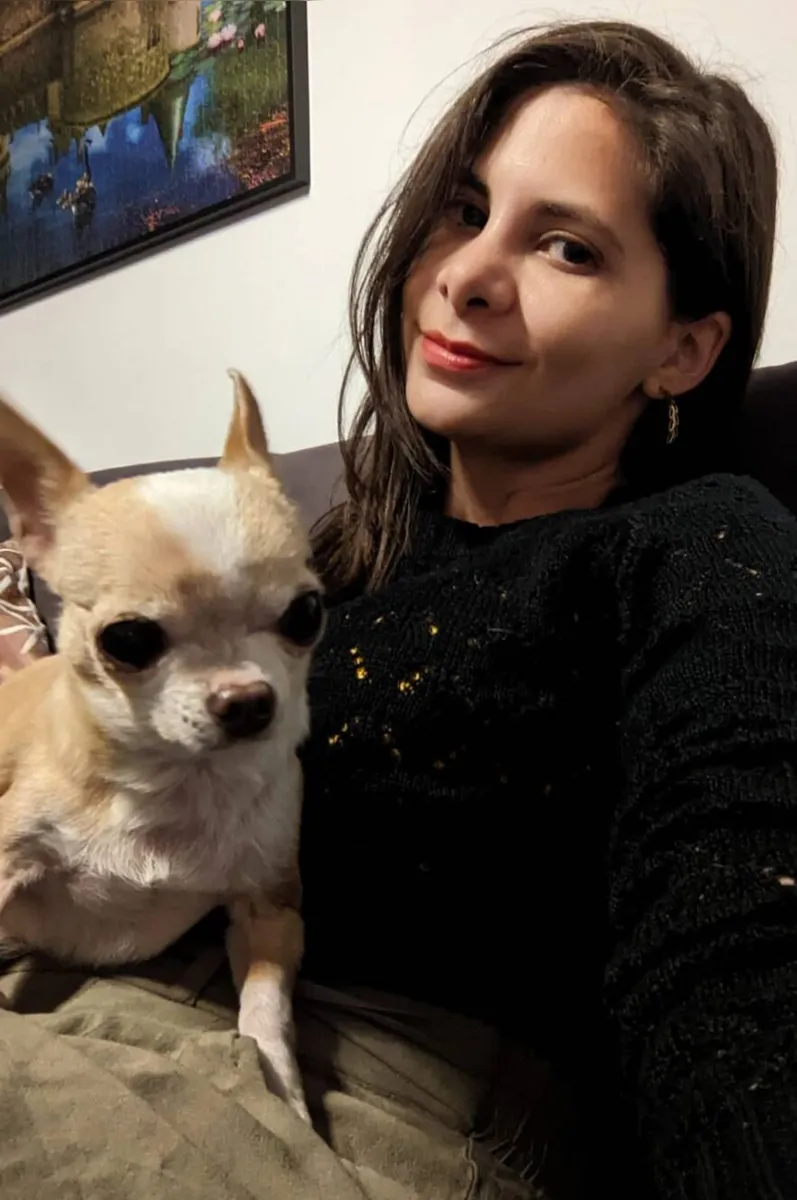 Liza Valença Ramos e Błonia, cadelinha de uma família ucraniana que se hospedou na sua casa, na Cracóvia