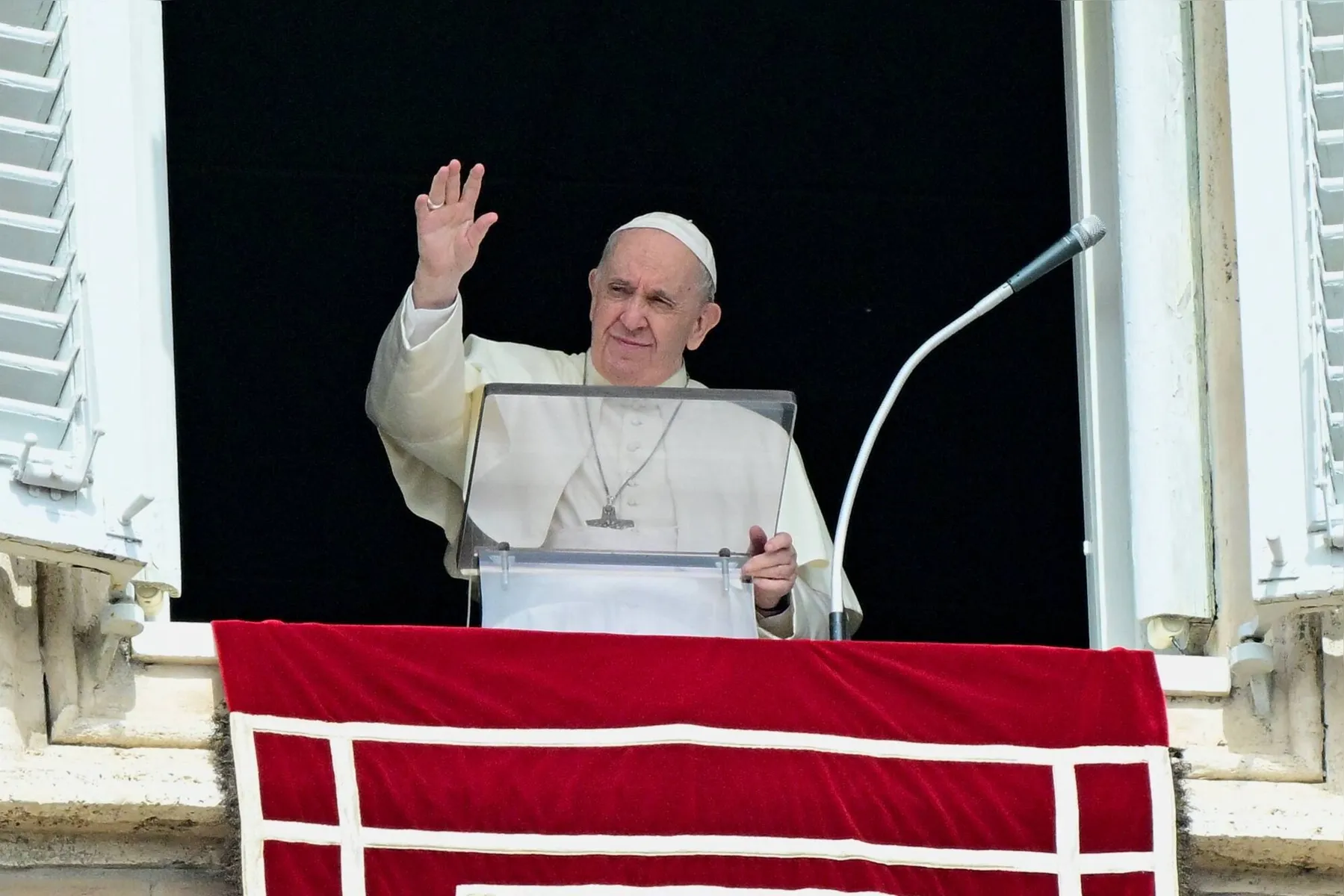 Pope Francis waves before speaking to the crowd during his Angelus prayer from the window of the apostolic palace overlooking St Peter's Square at the Vatican, on March 27, 2022. (Photo by VINCENZO PINTO / AFP)