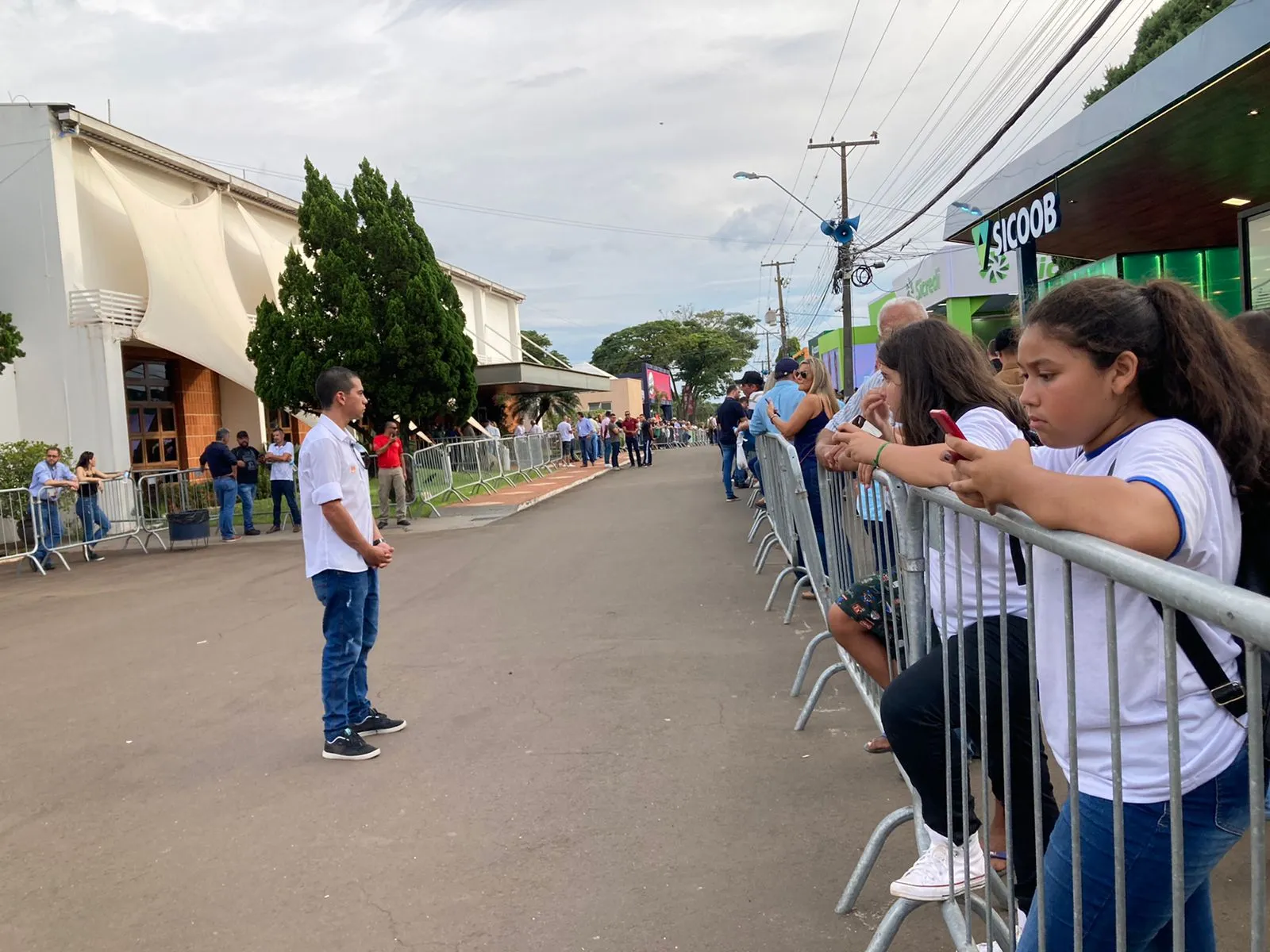 Imagem ilustrativa da imagem População já se aglomera à espera da chegada de Bolsonaro na Expo