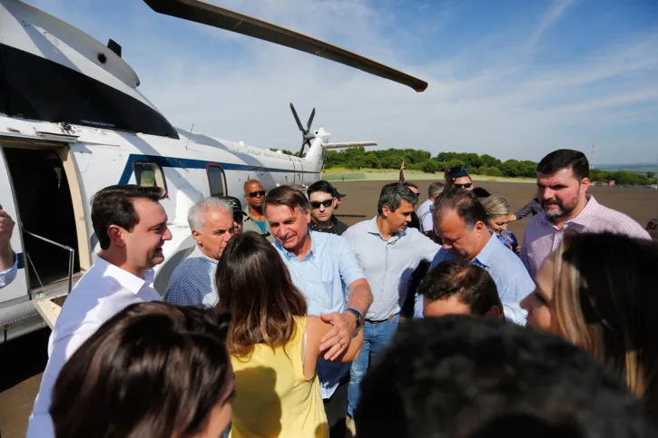 O presidente Bolsonaro é recebido pelo governador Ratinho Junior em Bandeirantes