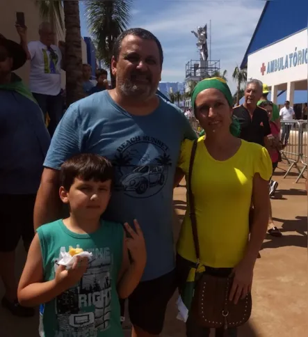 Gisele Martins, devota de São Miguel, levou o marido e o filho para visitar o Santuário neste sábado