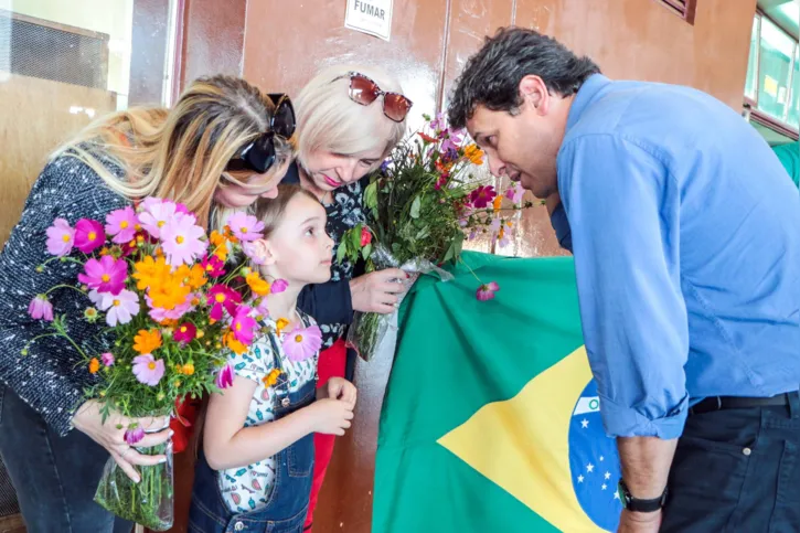 O prefeito de Apucanara, Junior da Femac, recebe a família de refugiados da Ucrânia