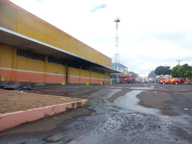 Imagem ilustrativa da imagem Incêndio destrói parte de supermercado na zona leste de Londrina