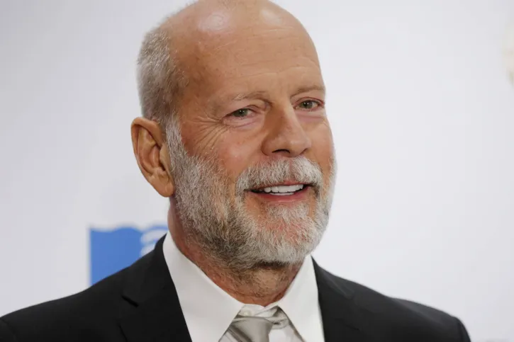 Bruce Willis, 67, irá se afastar da carreira por seu diagnóstico de afasia