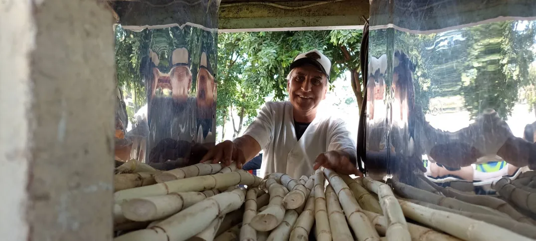 Roberto Barroso vende água de coco e caldo de cana: "Sem empolgação", para equilibrar as contas nos meses frios