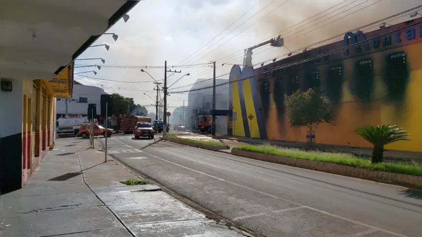 Imagem ilustrativa da imagem Testemunhas dizem que incêndio teria começado no teto de supermercado em Ibiporã
