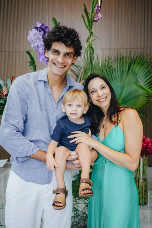 Lara Nable Elias e João Pedro Maróstica Hortal com o filho