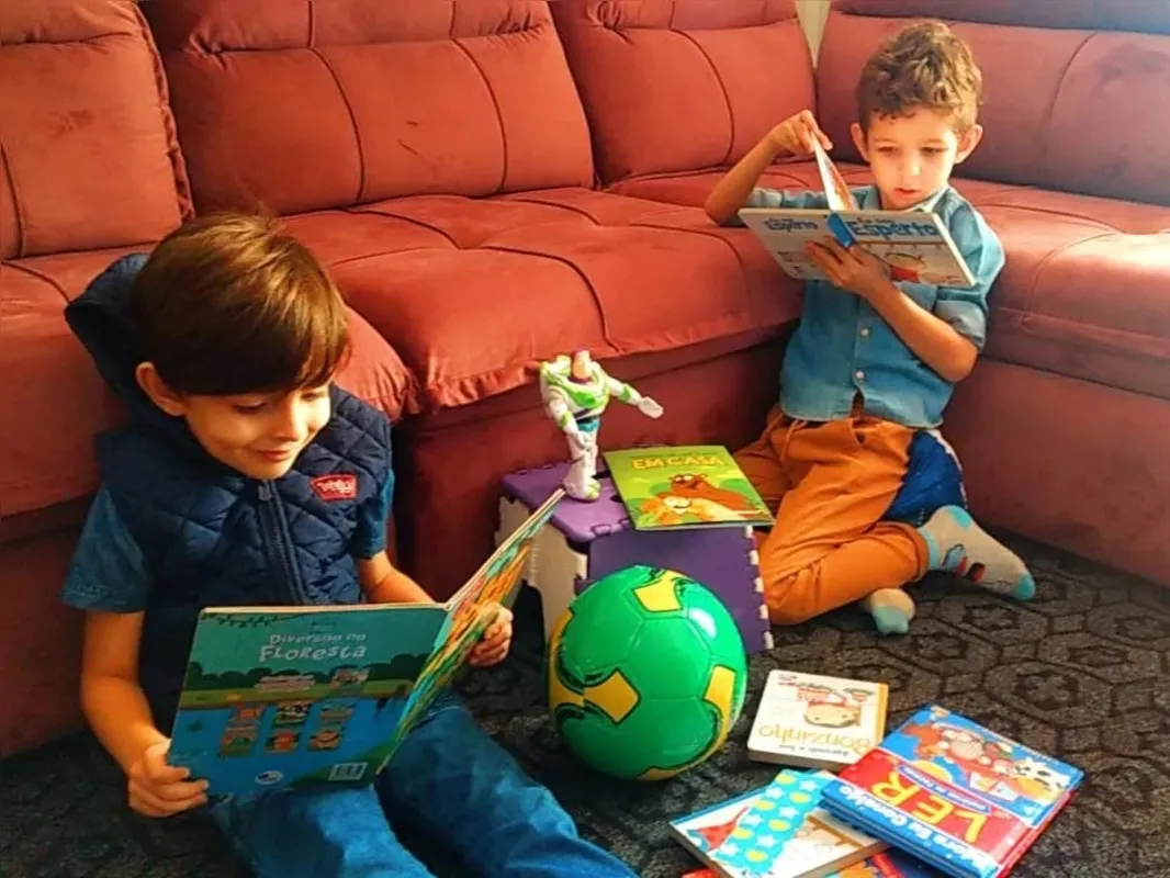 Os irmãos Antonio, de 4 anos e Vicente,6: família já reconhece o gosto dos pequenos pelo hábito de ler