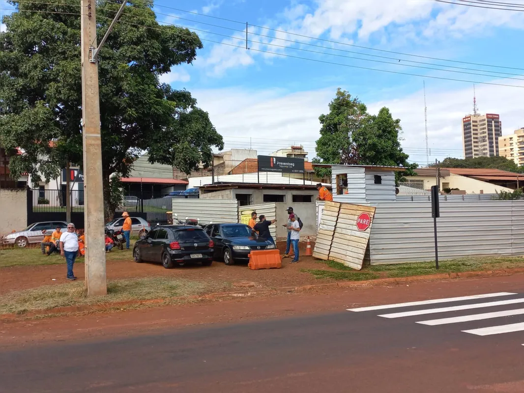Operários ficam em frente ao canteiro de obras esperando respostas da empreiteira
