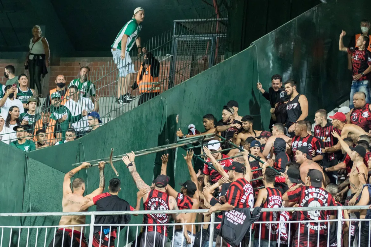 Torcedores do Athletico e do Coritiba se enfrentaram nas arquibancadas do Couto Pereira