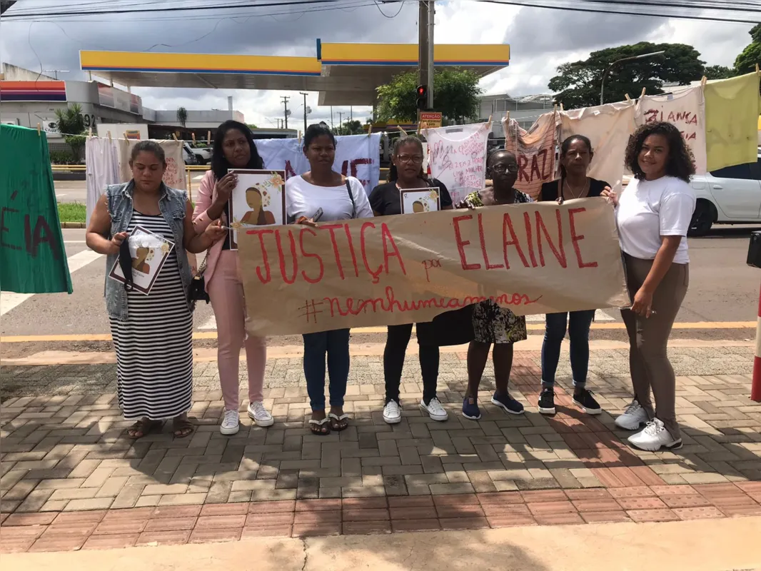 Néias - Observatório de Feminicídios realizou um ato público em frente ao Fórum Criminal.