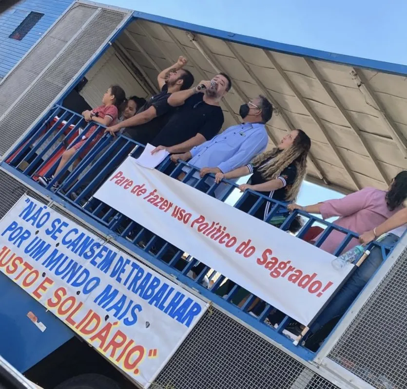 Manifestantes protestaram contra o que chamaram de "politização da igreja"