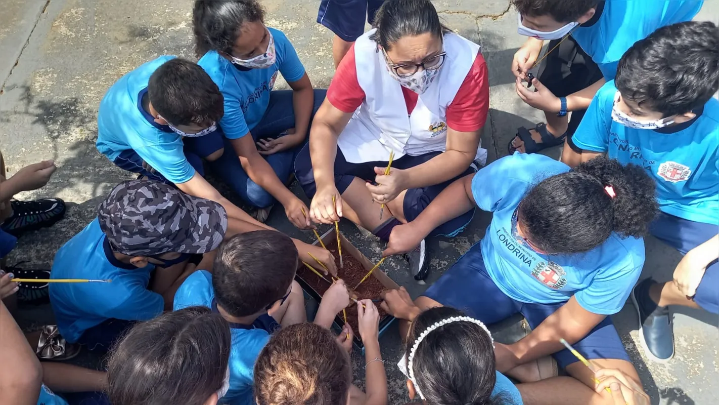 Alunos durante oficina de Arqueologia: entender para respeitar  a história indígena no País