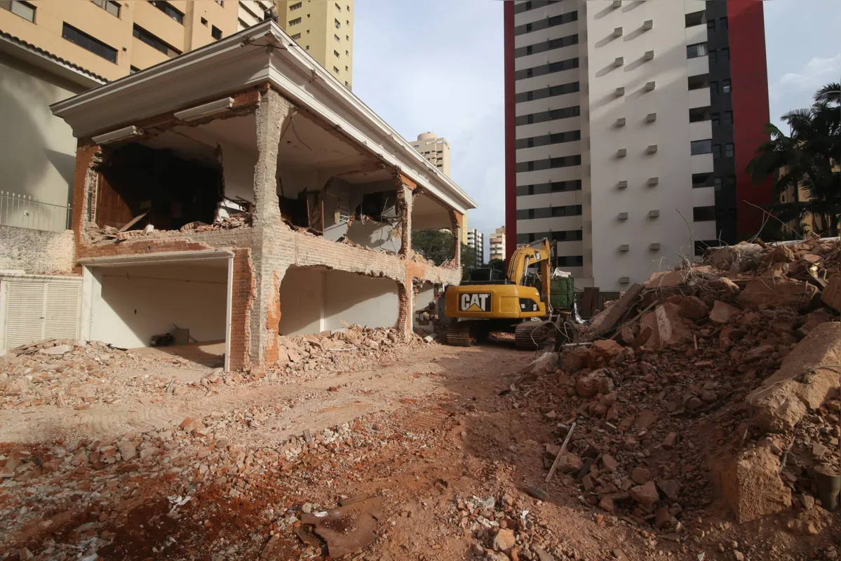 Casarão demolido ocupava uma área de 1.700 metros quadrados, sendo  de edificação 745 metros quadrados