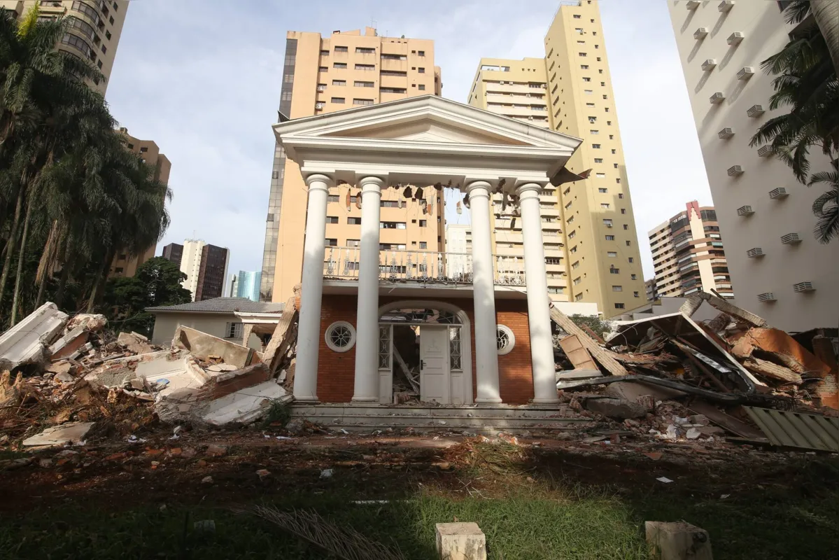 A construção suntuosa virou escombros. Casa fazia parte da listagem de bens de interesse de preservação da secretaria municipal de Cultura, mas não era tombada