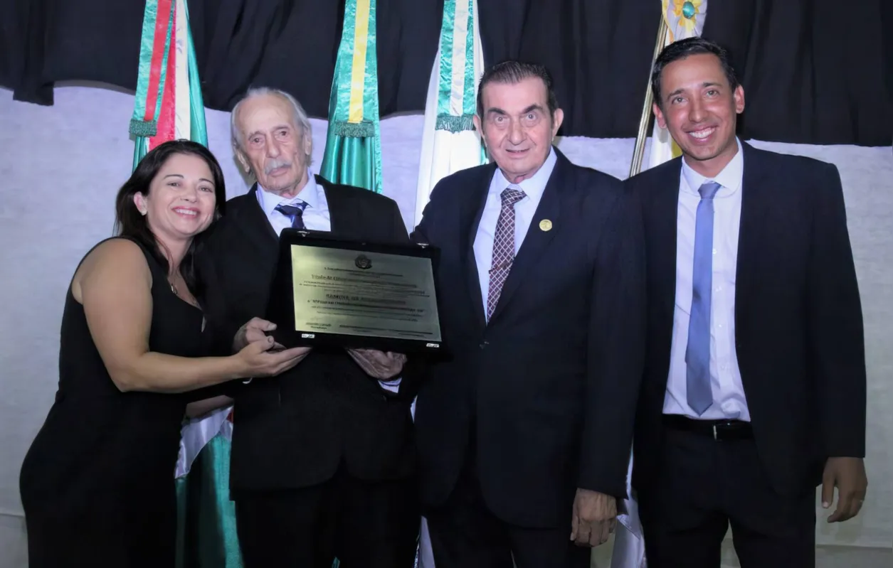 Autora da homenagem, a ex- vereadora Amegilda Neves de Almeida Oliveira com Samuel Andrade Baise, ex-presidente da Câmara José Antônio de Moraes e ex-prefeito Nelson Júnior