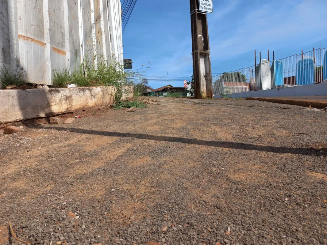 Entre os serviços que ainda faltam fazer está a calçada do lado fora